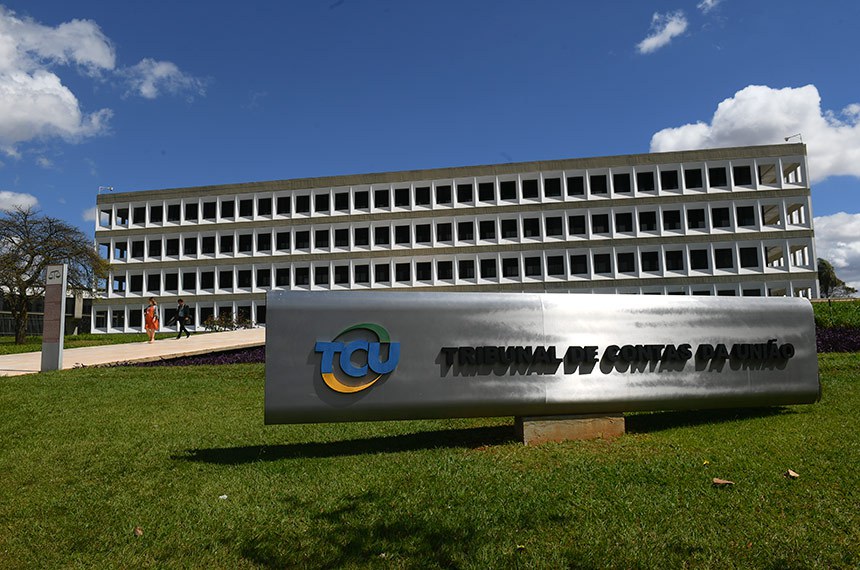 TCU: Em licitação de obras e serviços de engenharia dividida em itens ou lotes que resultem em contratações independentes, o critério para afastar o tratamento diferenciado às microempresas e às empresas de pequeno porte (art.